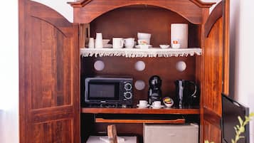 Phòng đôi phong cách cổ điển, quang cảnh vườn | 4 phòng ngủ, chăn bông, trang bị nội thất với thiết kế riêng biệt, bàn