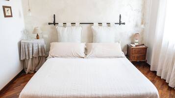 Classic-Doppelzimmer, Gartenblick | 4 Schlafzimmer, Daunenbettdecken, individuell eingerichtet, Schreibtisch