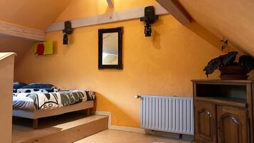 1 bedroom, iron/ironing board, internet, bed sheets