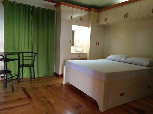 Escritorio y ropa de cama