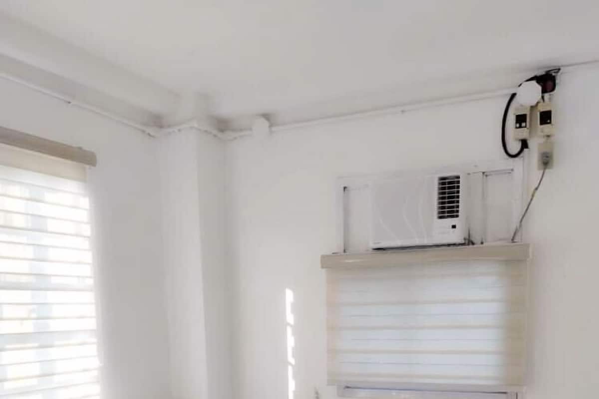 Habitación (Dorm for 2) | Escritorio y ropa de cama