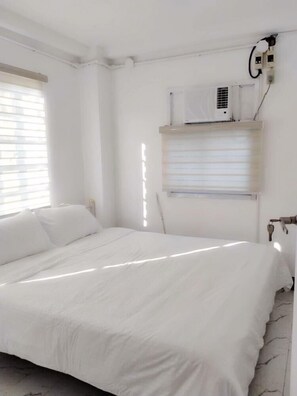 Kamer (Dorm for 2) | Een bureau, beddengoed