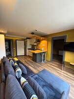 Refrigerador con freezer, placa de cocina, cafetera/tetera