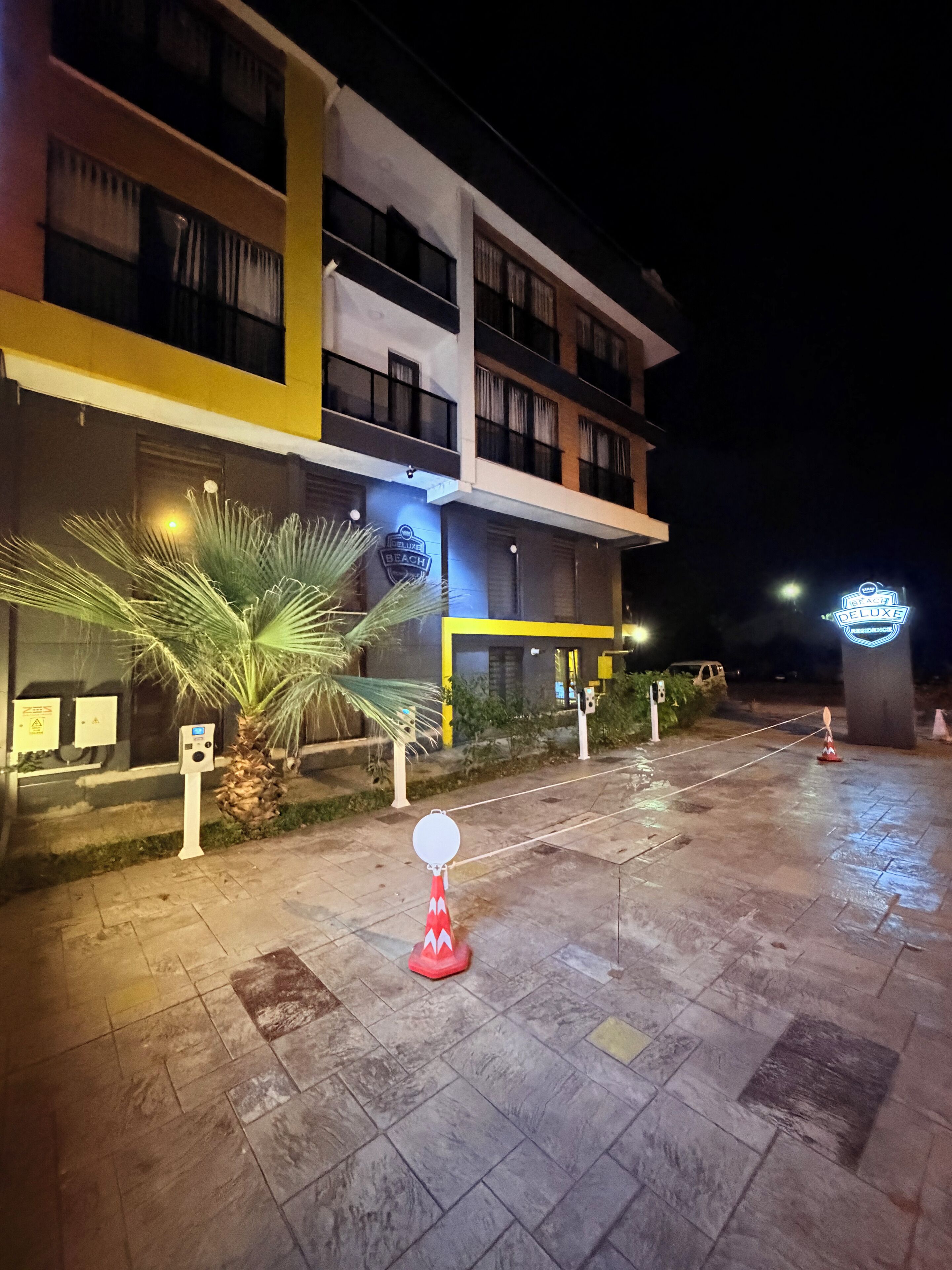 Vista frontal de la propiedad por la tarde o noche