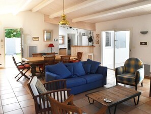 TV - Charming Village Home with Garden, 3 Beds, Fireplace & Wi-Fi in Les Portes-en-Ré (Les Portes-en-Ré)