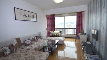 Suite, 2 Schlafzimmer | Wohnzimmer | Fernseher
