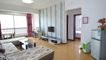 Suite, 2 Schlafzimmer | Wohnzimmer | Fernseher