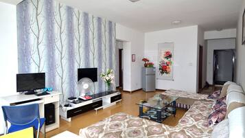 Suite, 2 Schlafzimmer | Wohnzimmer | Fernseher