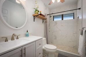 Douche, sèche-cheveux, serviettes fournies