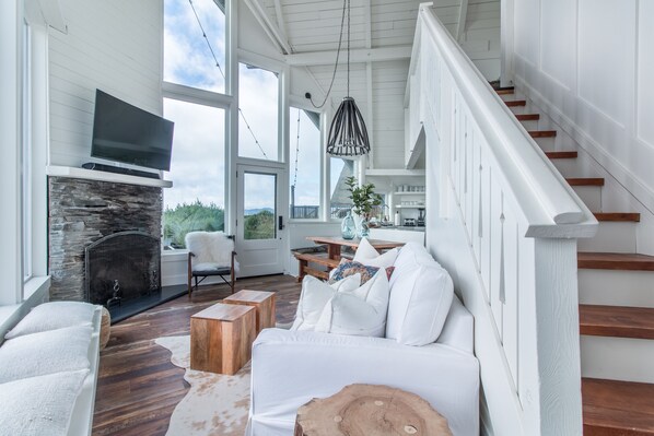 Smart TV, fireplace, Netflix, books