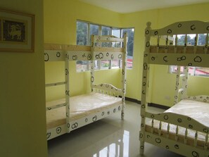 Habitación estándar (Family) | Escritorio y ropa de cama 