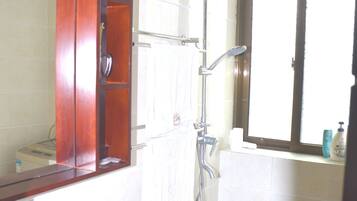 Suite, 2 Schlafzimmer | Badezimmer | Dusche, kostenlose Toilettenartikel, Haartrockner, Hausschuhe