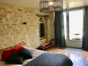 Individuell dekoriert, individuell eingerichtet, schallisolierte Zimmer