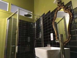 Kostenlose Toilettenartikel, Haartrockner, Handtücher