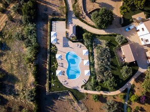 Piscine extérieure, parasols de plage, chaises longues