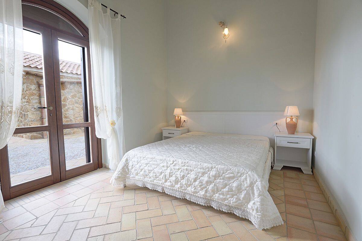 Double Room, Accessible | Minibar, desk, WiFi (free), bed sheets