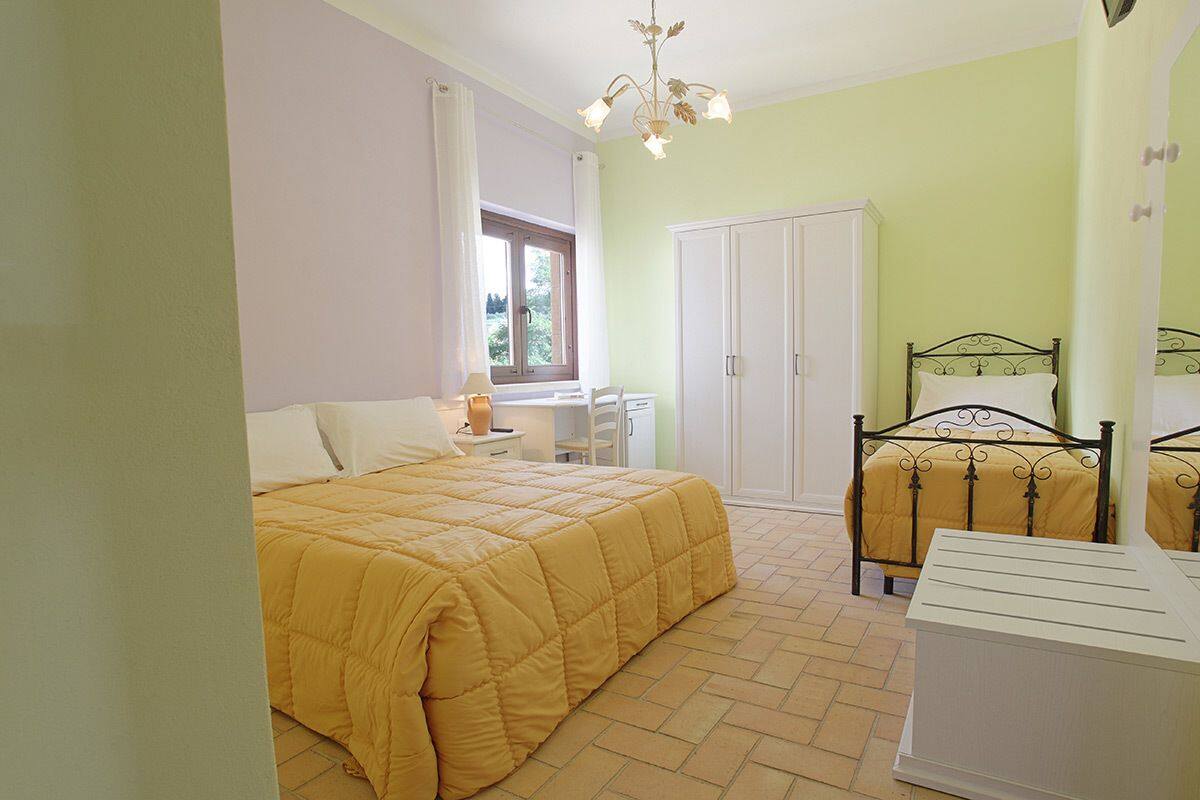 Triple Room | Minibar, desk, WiFi (free), bed sheets