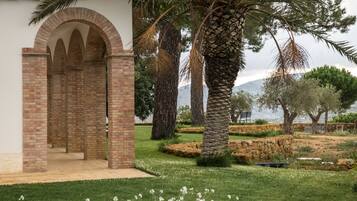 Außenpool, Sonnenschirme, Liegestühle