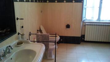 Double Room, Private Bathroom | Bathroom | Free toiletries, hair dryer, bidet, towels