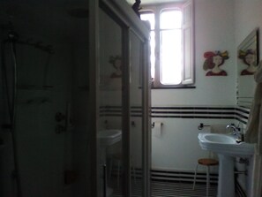 Deluxe-Doppelzimmer, Balkon | Badezimmer