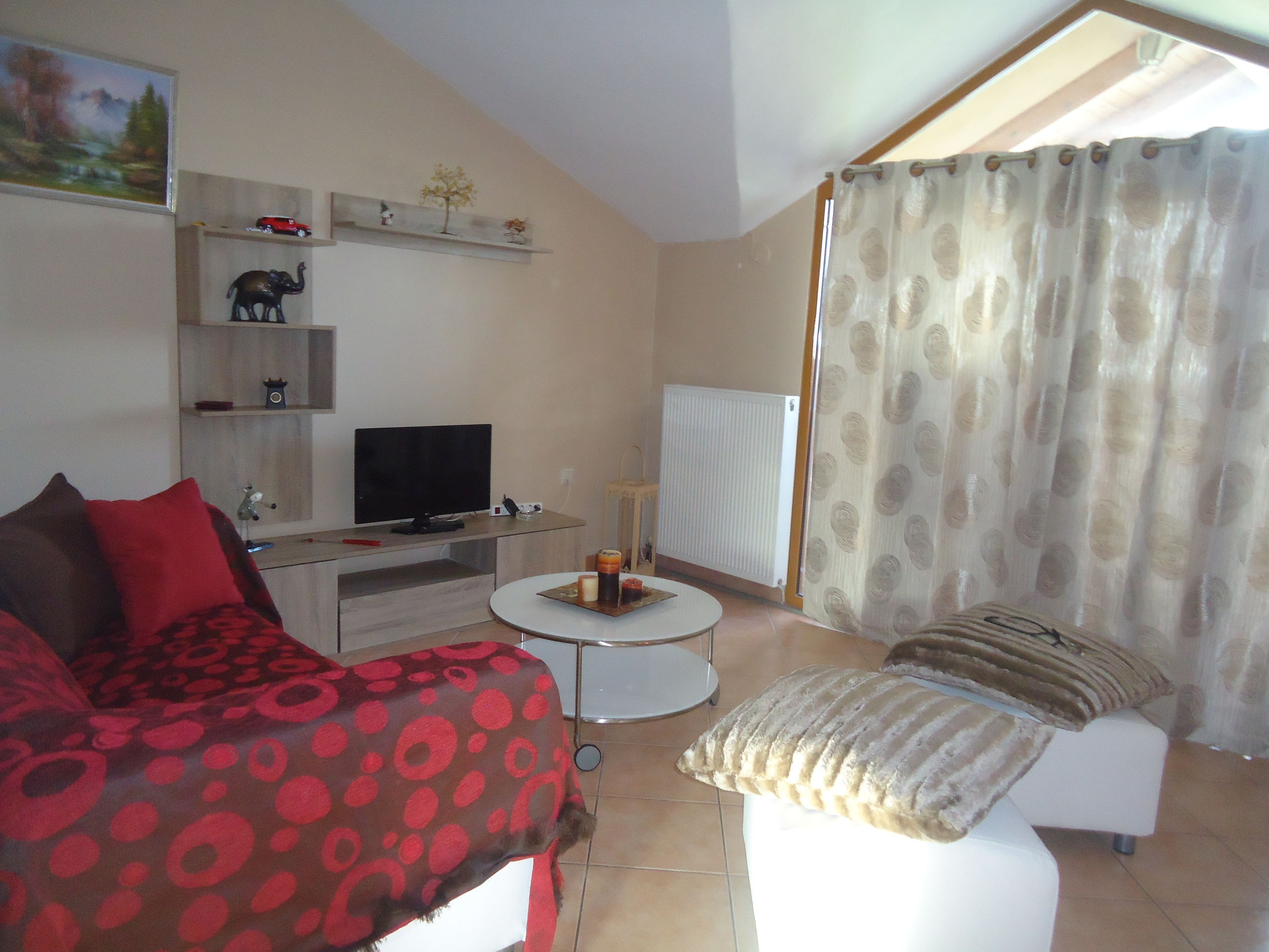 Familienhaus, 2 Schlafzimmer | Wohnbereich | 32-Zoll-Flachbildfernseher mit Digitalempfang, Fernseher, Netflix