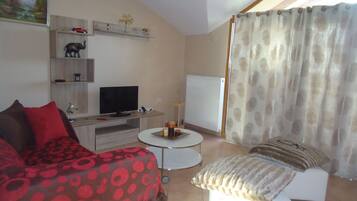 Familienhaus, 2 Schlafzimmer | Wohnbereich | 32-Zoll-Flachbildfernseher mit Digitalempfang, Fernseher, Netflix