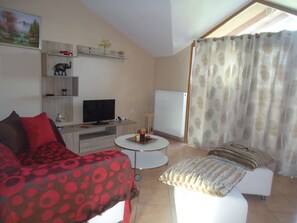 Casa familiare, 2 camere da letto | Area soggiorno | TV a schermo piatto 32 pollici con canali digitali, TV, Netflix