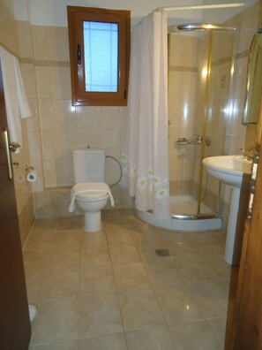 Casa familiar, 2 habitaciones | Baño | Regadera, regadera tipo lluvia, amenidades de baño gratuitas, toallas 