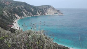 A coastal landscape with a clear view of the sea and a rocky cliff. - Sea View Athina's Home (Kefalonia)