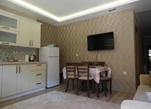 Apartamento, no piso térreo | Cozinha americana privada | Geladeira, micro-ondas, cooktop, chaleira elétrica