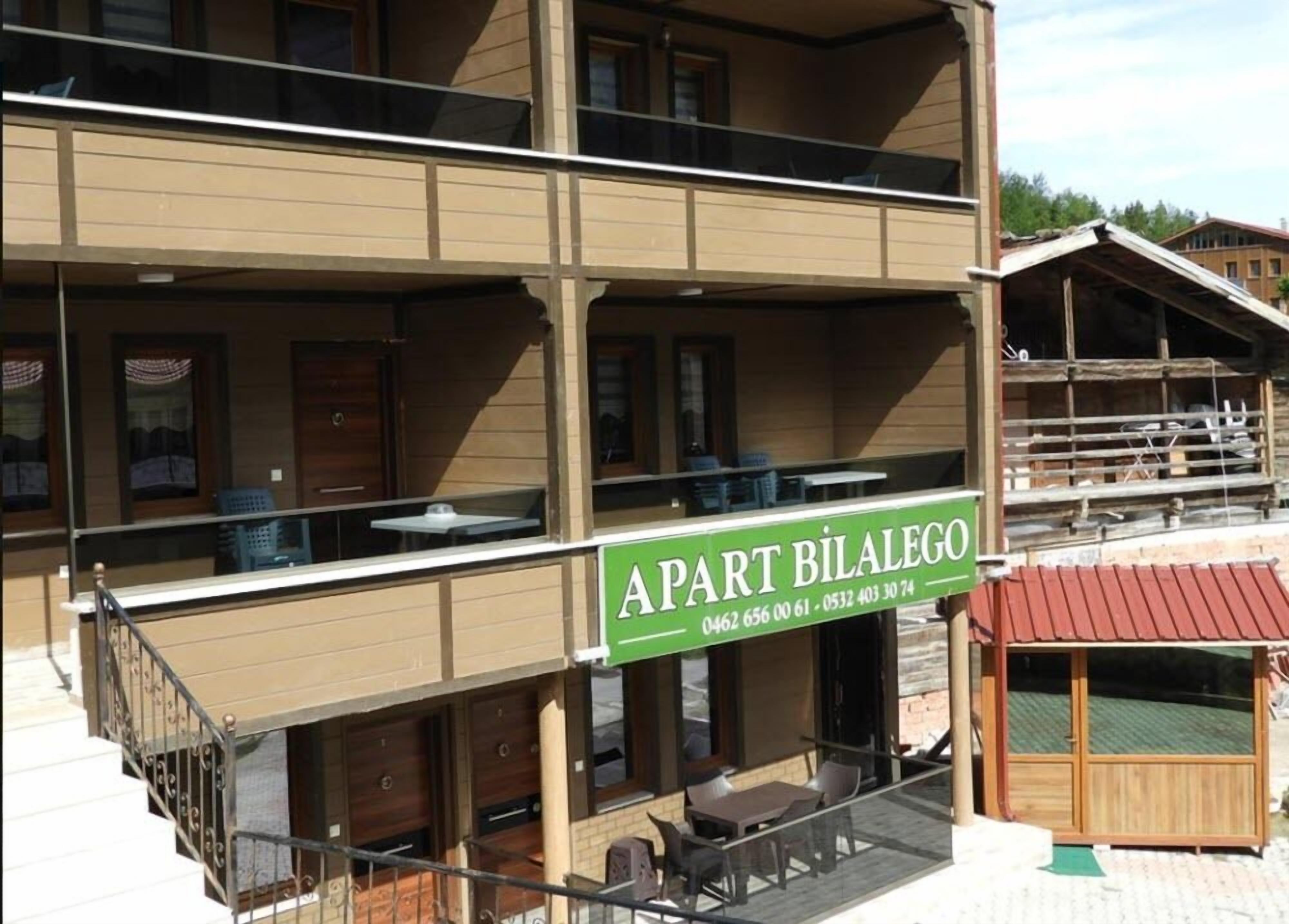 En tvåvåningsbyggnad med en skylt som visar texten ”A Part Bilego”.