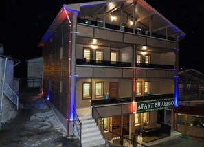 Fassade der Unterkunft – Abend/Nacht