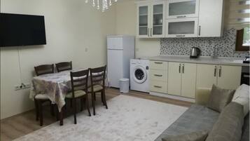 Apartemen | Dapur kecil pribadi | Lemari es, microwave, kompor, dan ketel listrik