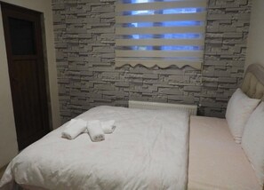 Apartamento, no piso térreo | Escrivaninha, ferros/tábuas de passar roupa, Wi-Fi de cortesia
