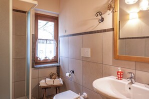 Regadera, amenidades de baño gratuitas, secadora de cabello, pantuflas 