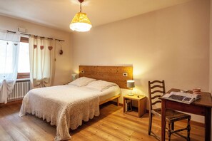 Casa de ciudad familiar, 6 habitaciones | 6 habitaciones, edredón, minibar y decoración personalizada 