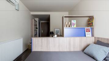 Escritorio, tabla de planchar con plancha, wifi gratis y ropa de cama