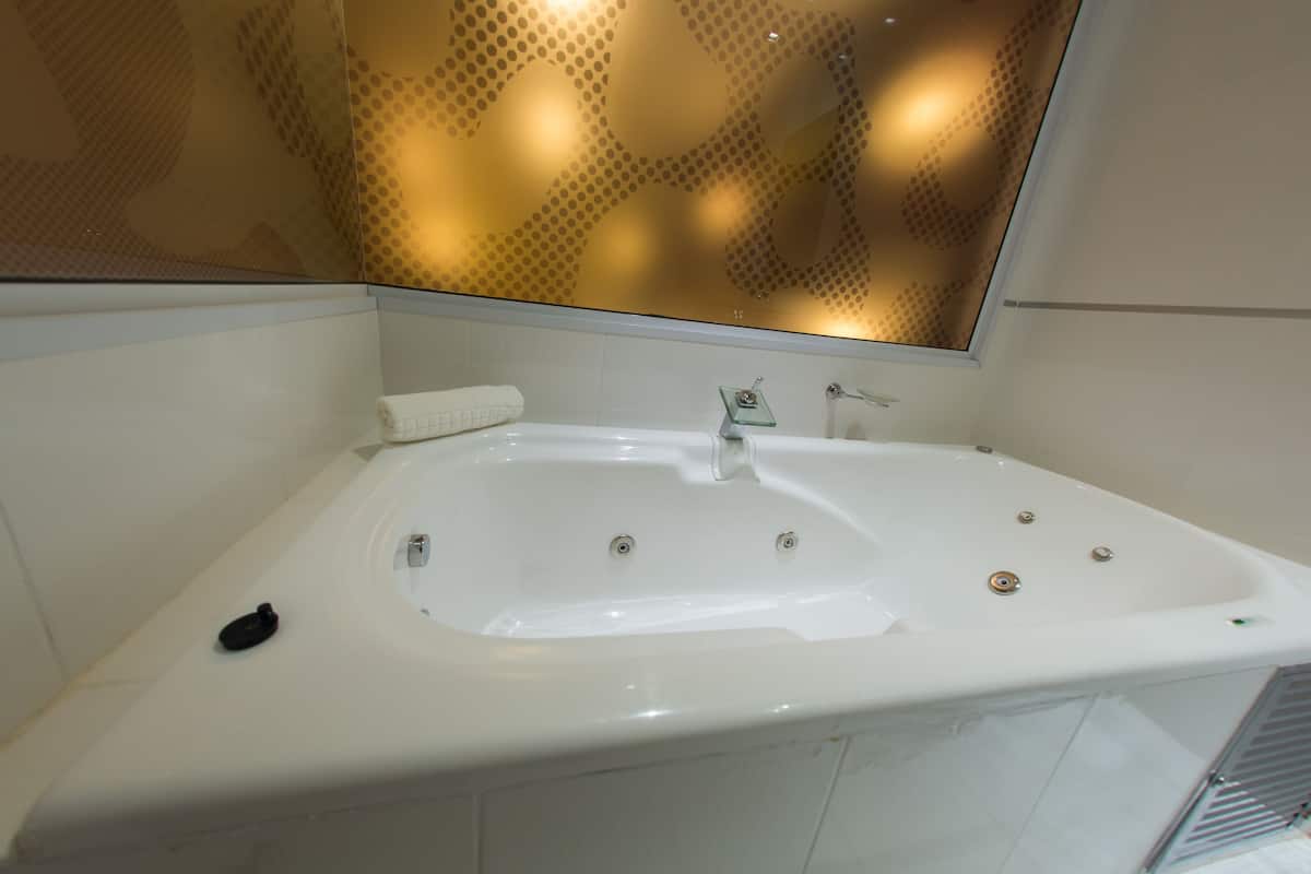jetted bathtub