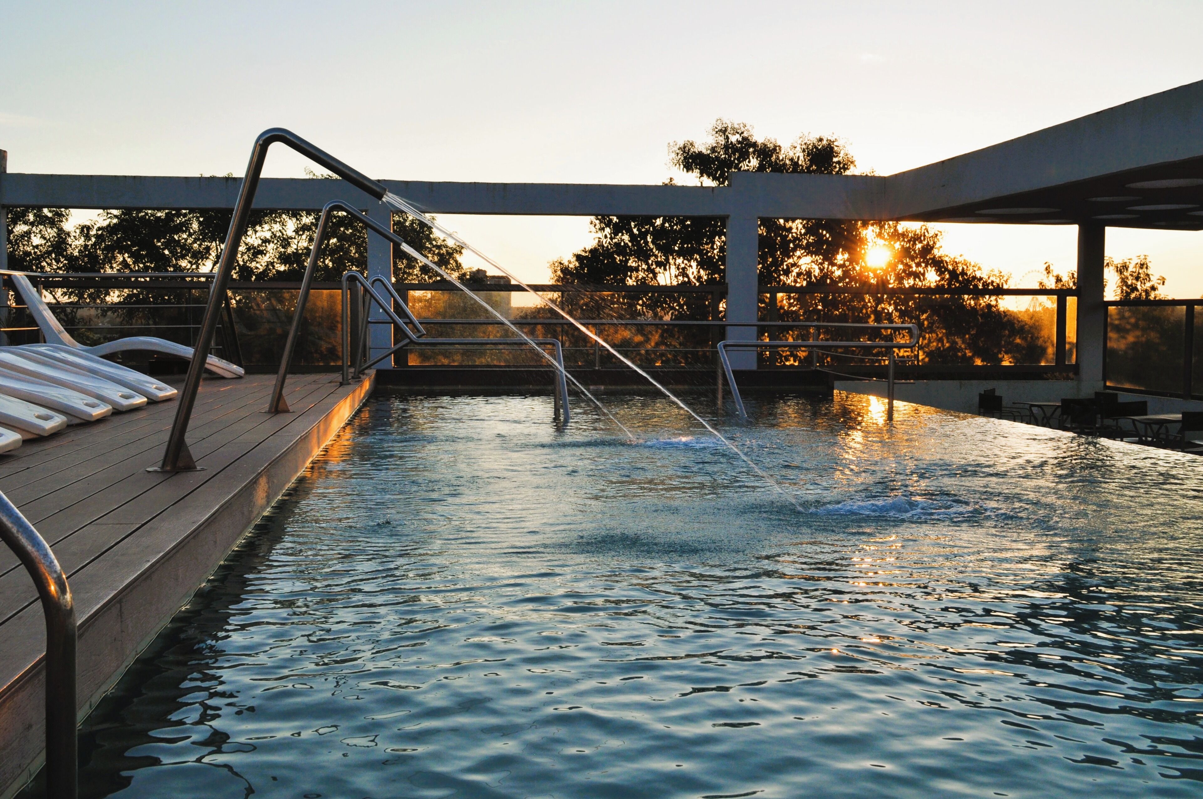 Piscine extérieure, chaises longues