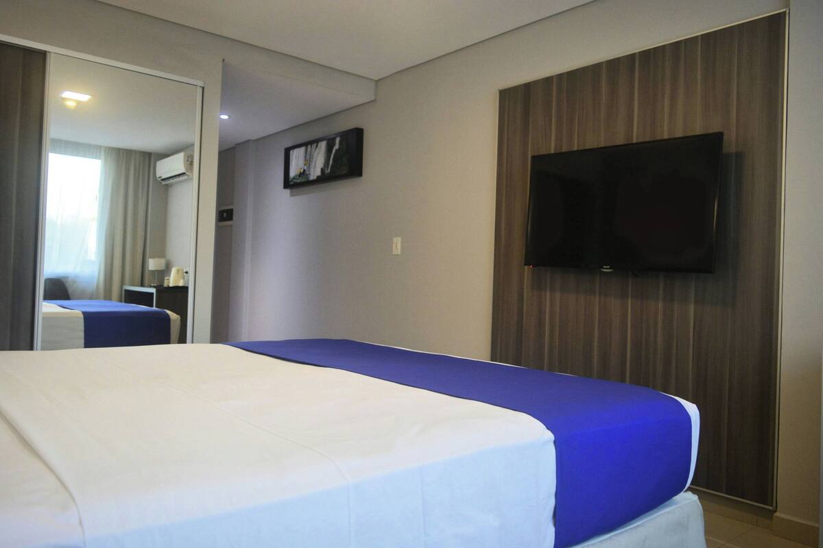 Habitación estándar, 1 cama de matrimonio grande (Limited View) | Ropa de cama de alta calidad, edredones de plumas, caja fuerte