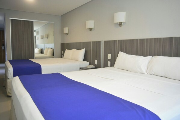 Premium bedding, down comforters, in-room safe, desk - City Falls Iguazú (Puerto Iguazú)