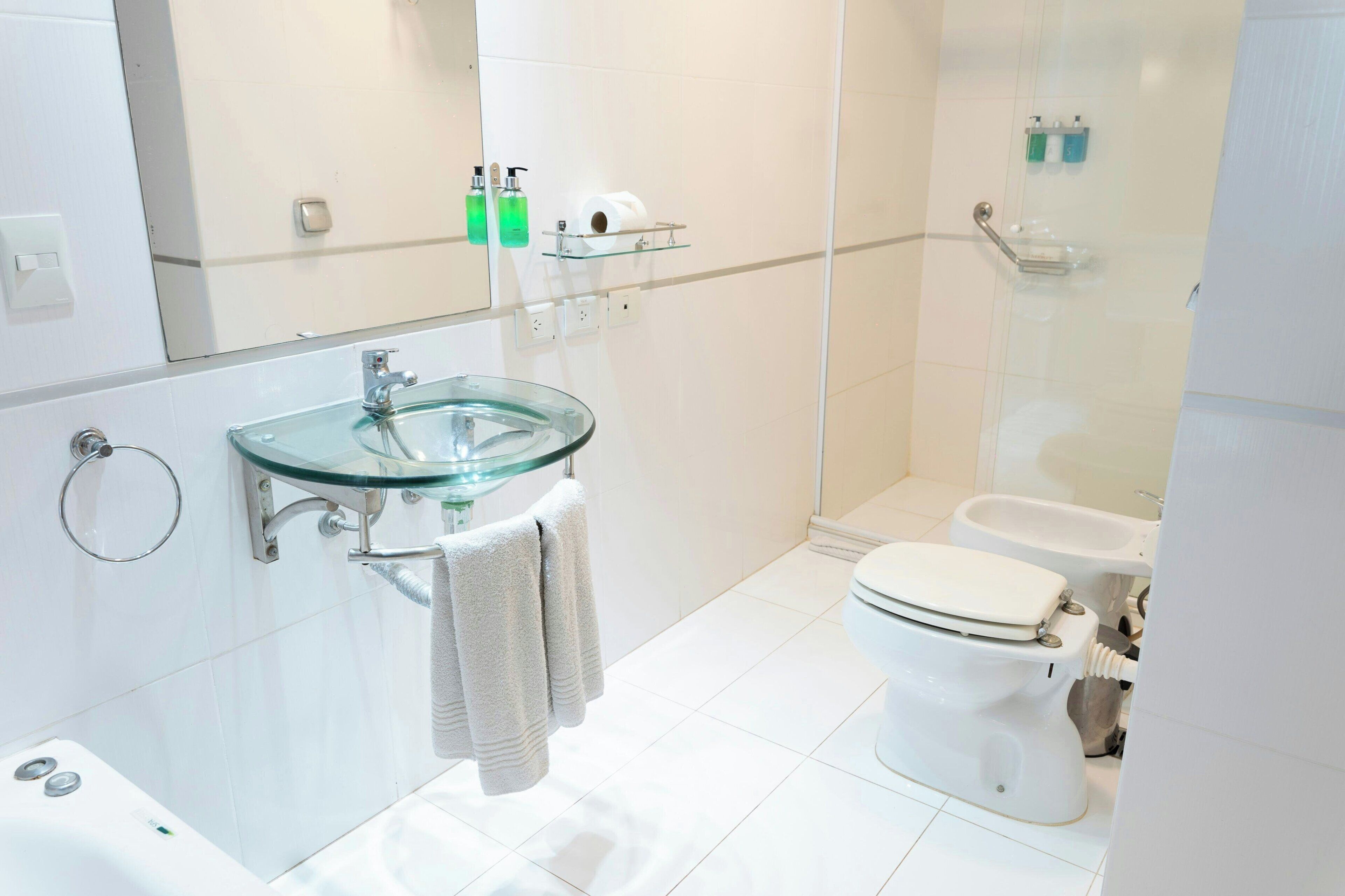 superior room | bathroom | free toiletries, hair dryer, bidet, towels