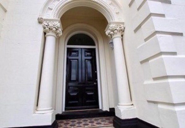 Majoituspaikan sisäänkäynti