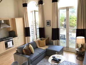 Kaupunkihuoneisto, 2 makuuhuonetta | Yksityinen keittiö | Täysikokoinen jääkaappi, mikroaaltouuni, uuni, liesi