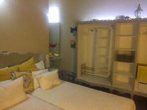 Escritorio y ropa de cama