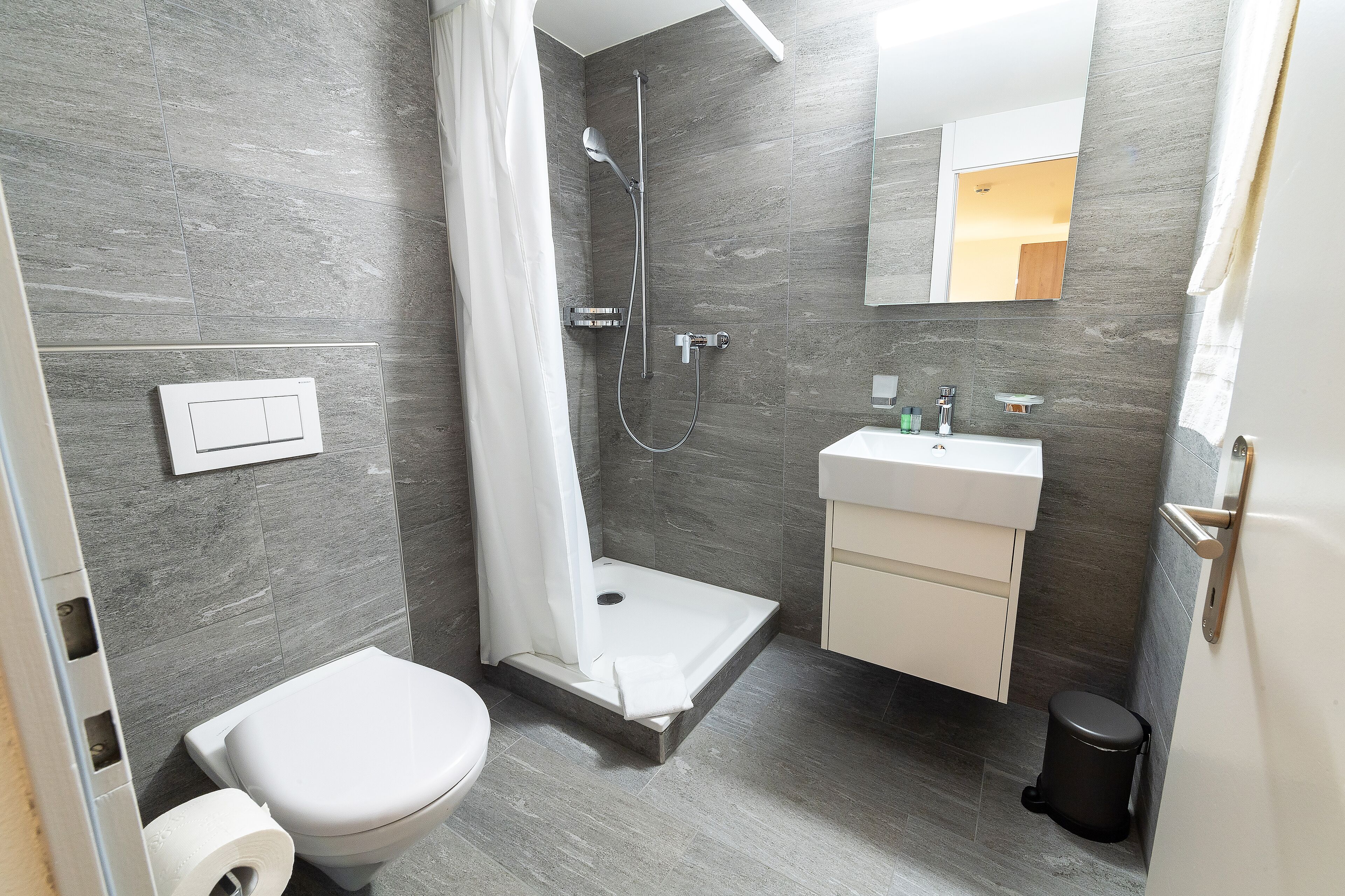 double room (seesicht) | bathroom | free toiletries, hair dryer, towels