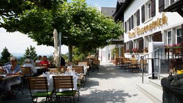 Lunch and dinner served, Regional cuisine