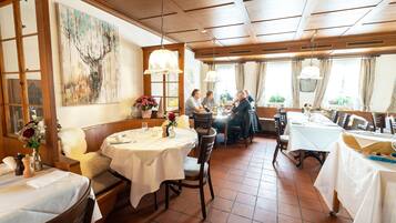 Déjeuner et dßner servis sur place, spécialités Cuisine régionale