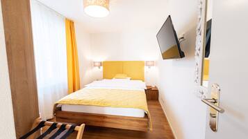 Habitación familiar | Ropa de cama de alta calidad, escritorio, cortinas opacas