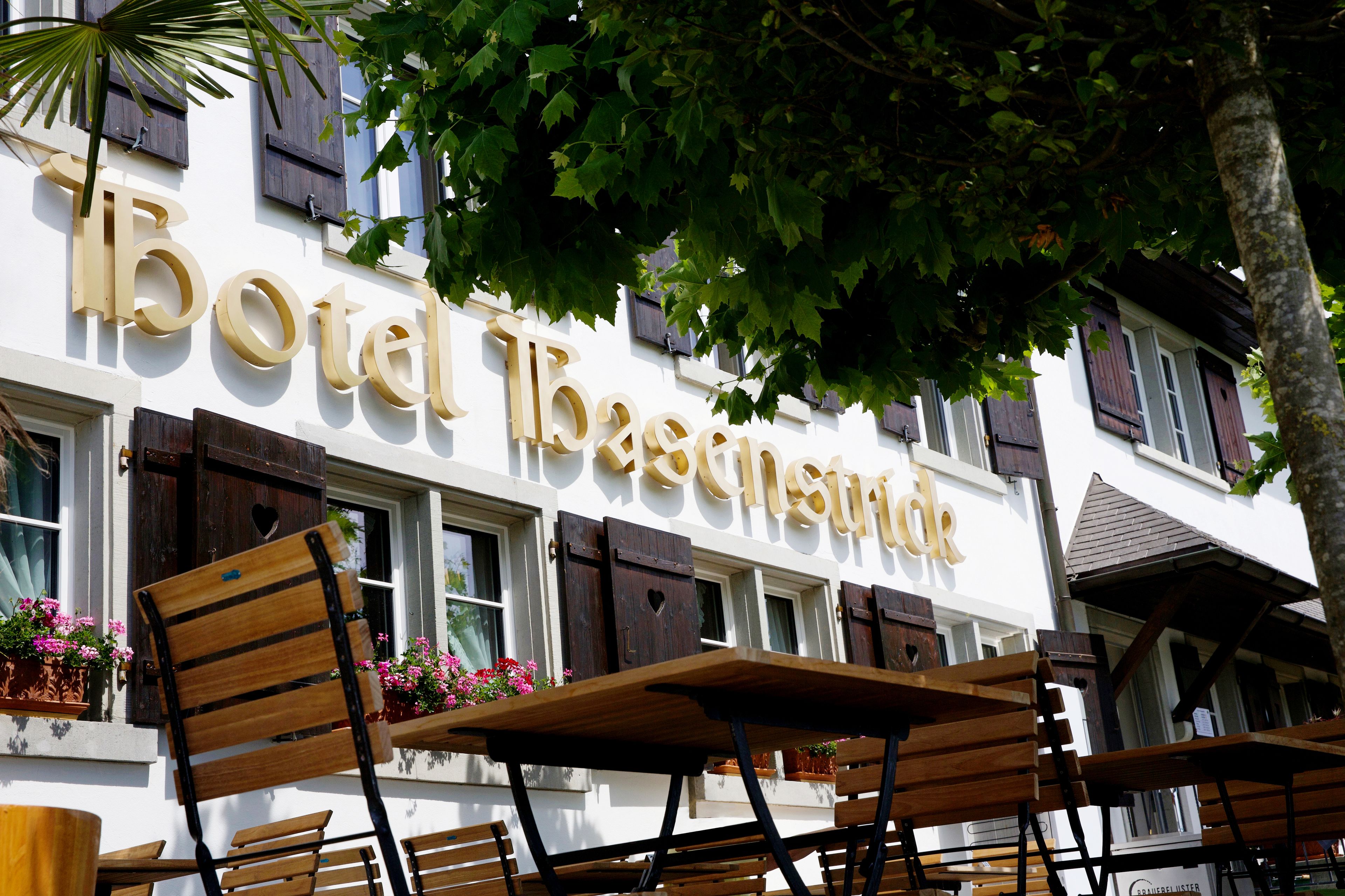 A building with a sign reading "Hotel Bastianstr. 10".
